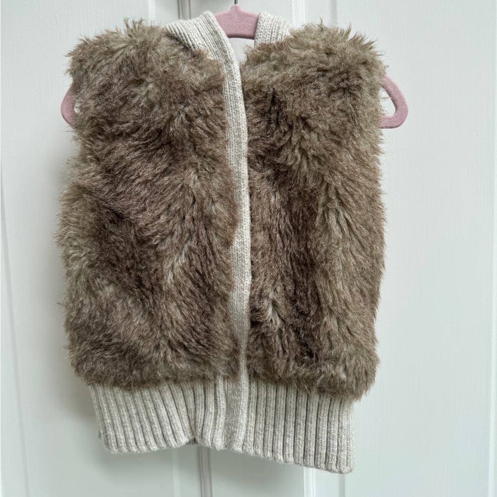 GAP 2T Girls Toddler Faux Fur Sleeveless Vest in Cream and Brown